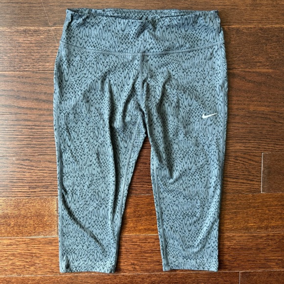 nike women’s dri-fit epic run capri tights - Picture 4 of 9